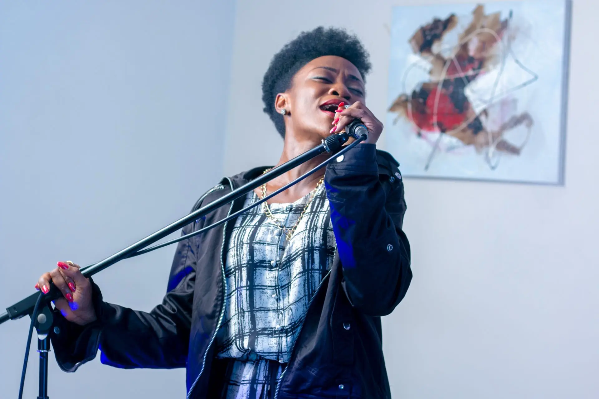 femme en train de chanter sur scène avec un micro