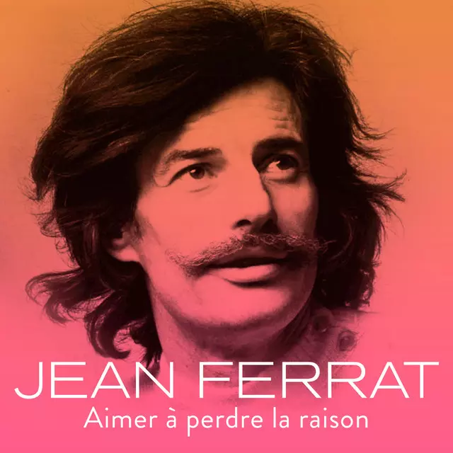 Gros plan sur Jean Ferrat regardant vers le haut