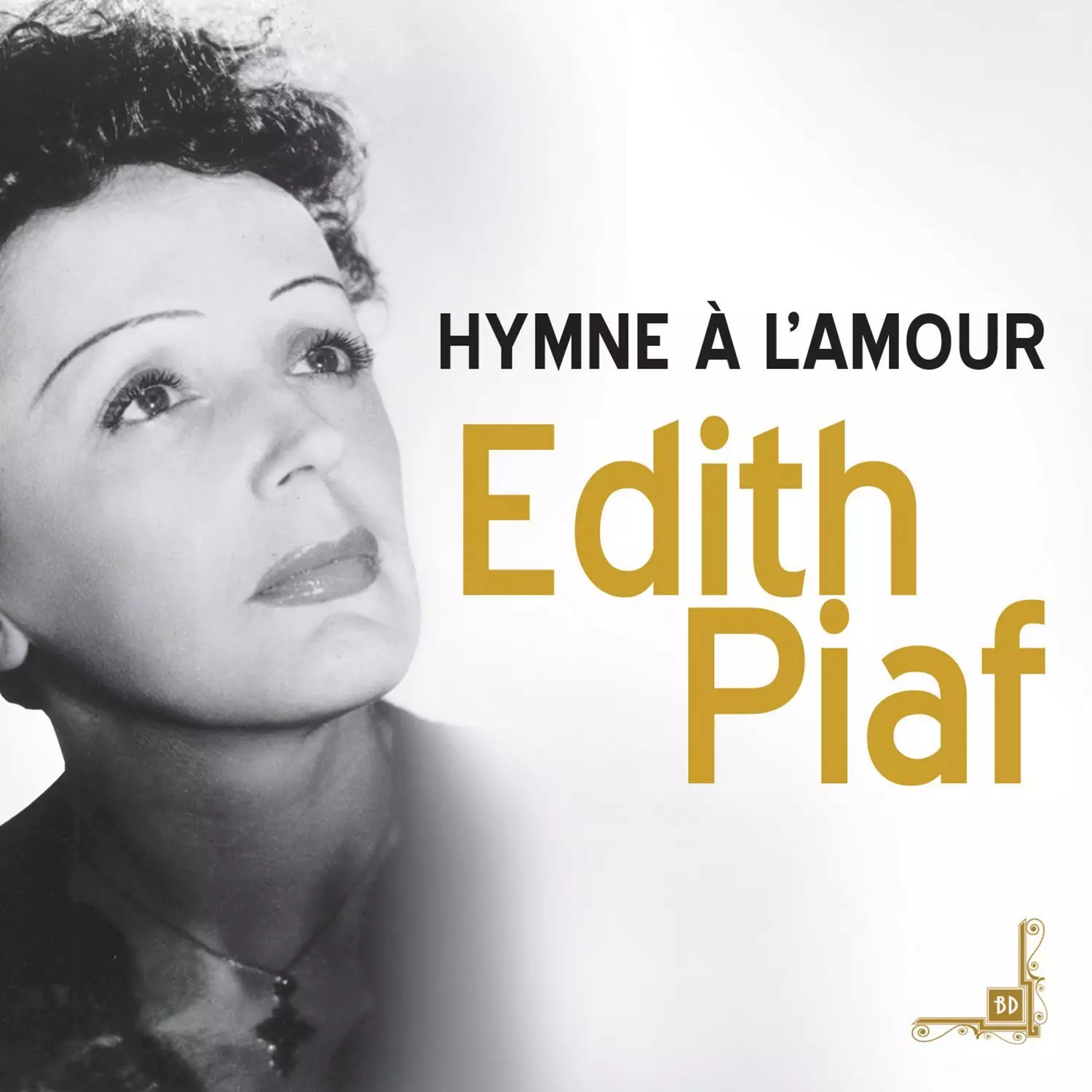 Gros plan noir et blanc sur Edith Piaf regardant vers le haut