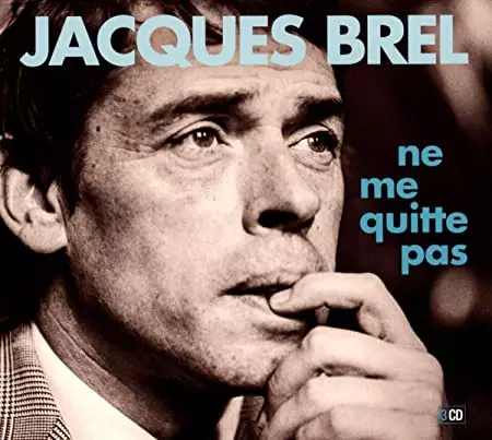 Gros plan en noir et blanc sur Jacques Brel, regardant vers le haut avec l'index dans la bouche