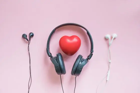 image d'un coeur rouge  avec un casque sur fond rose