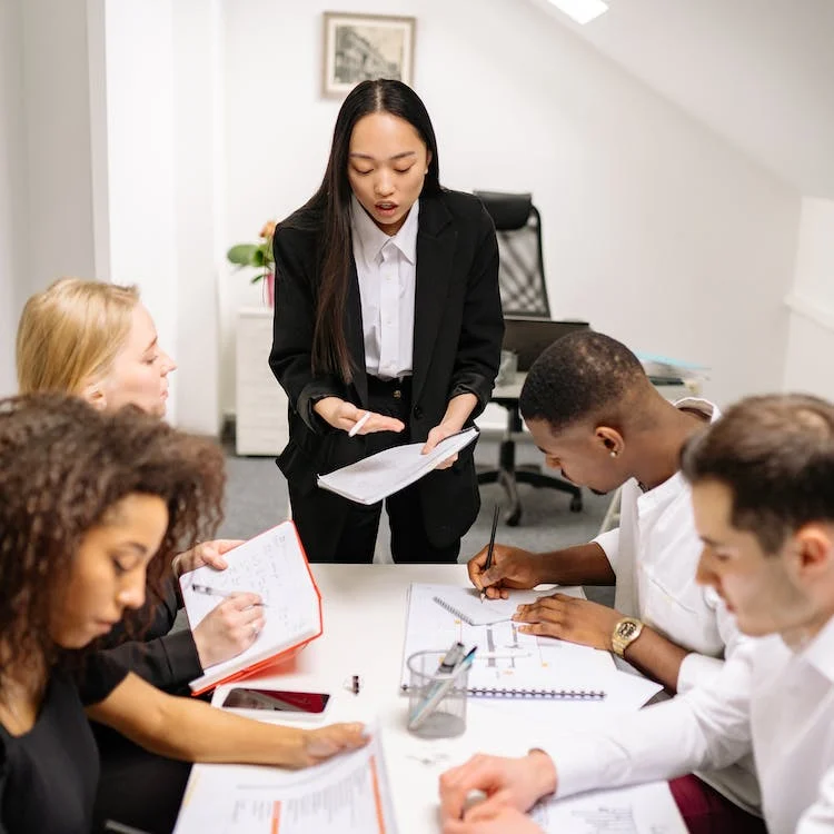 Réunion de dialogue entre les représentants du personnel et l'employeur, mettant en avant la communication et l'écoute active