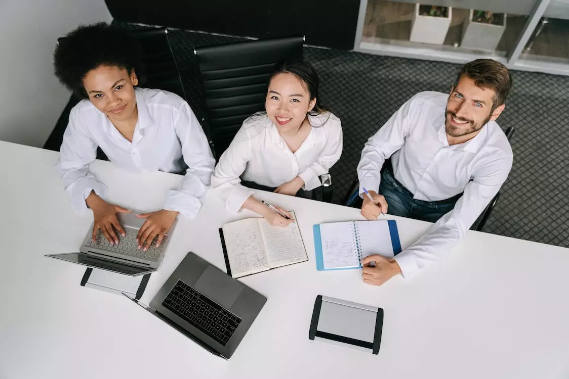 Équipe de travailleurs heureux, symbolisant une amélioration de la qualité de vie au travail grâce à la collaboration entre le CSE et l'employeur