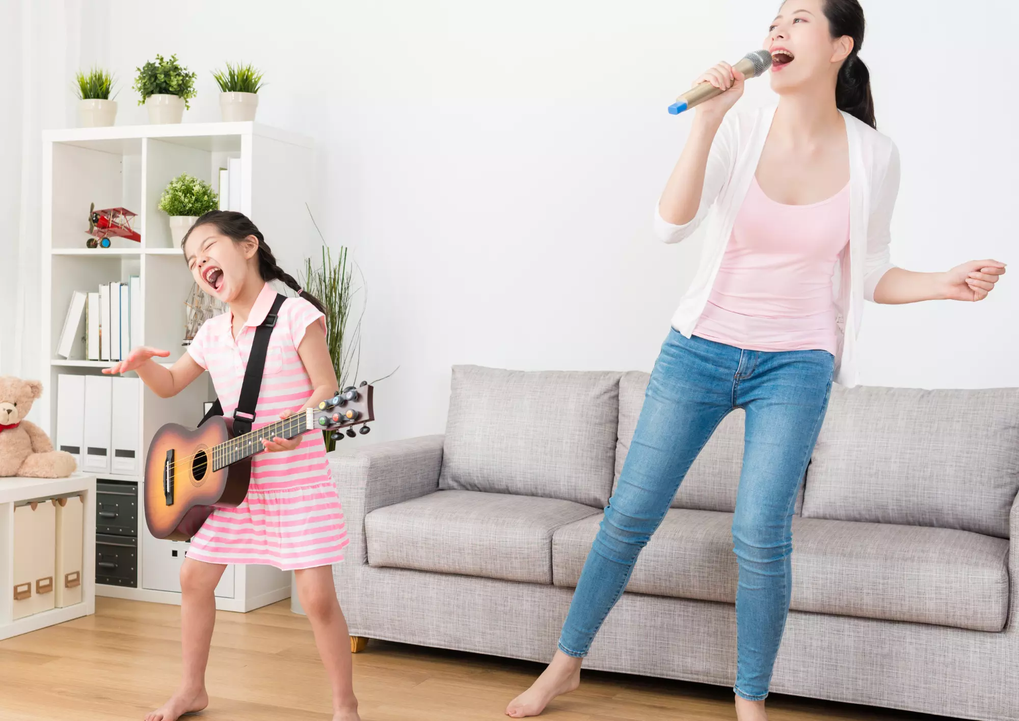 Concert familial dans le salon entre mère et fille