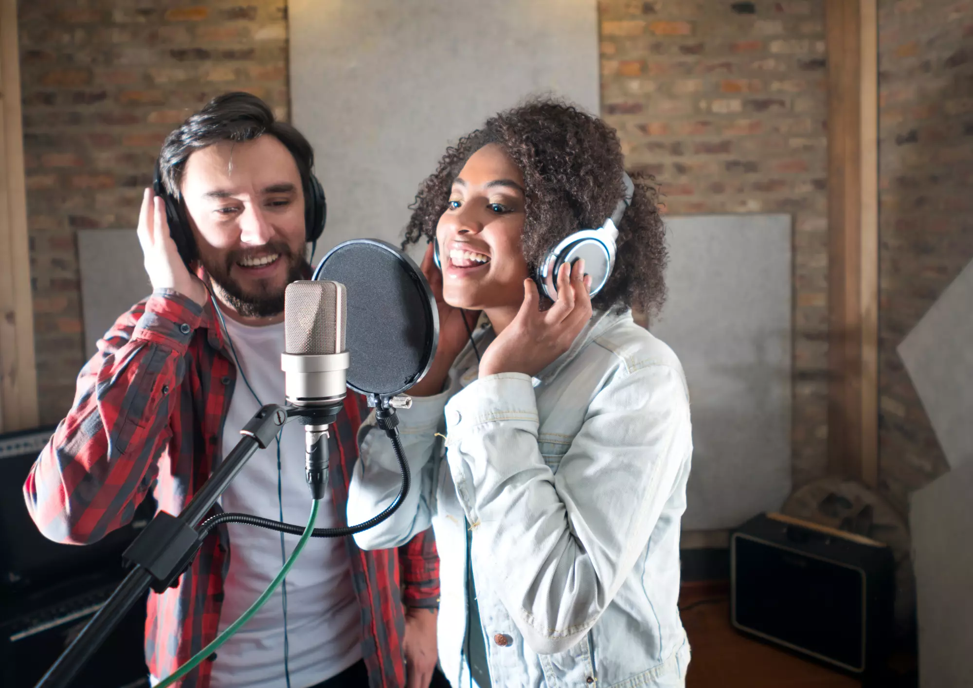 Plan rapproché taille homme et femme chantant en studio ensemble