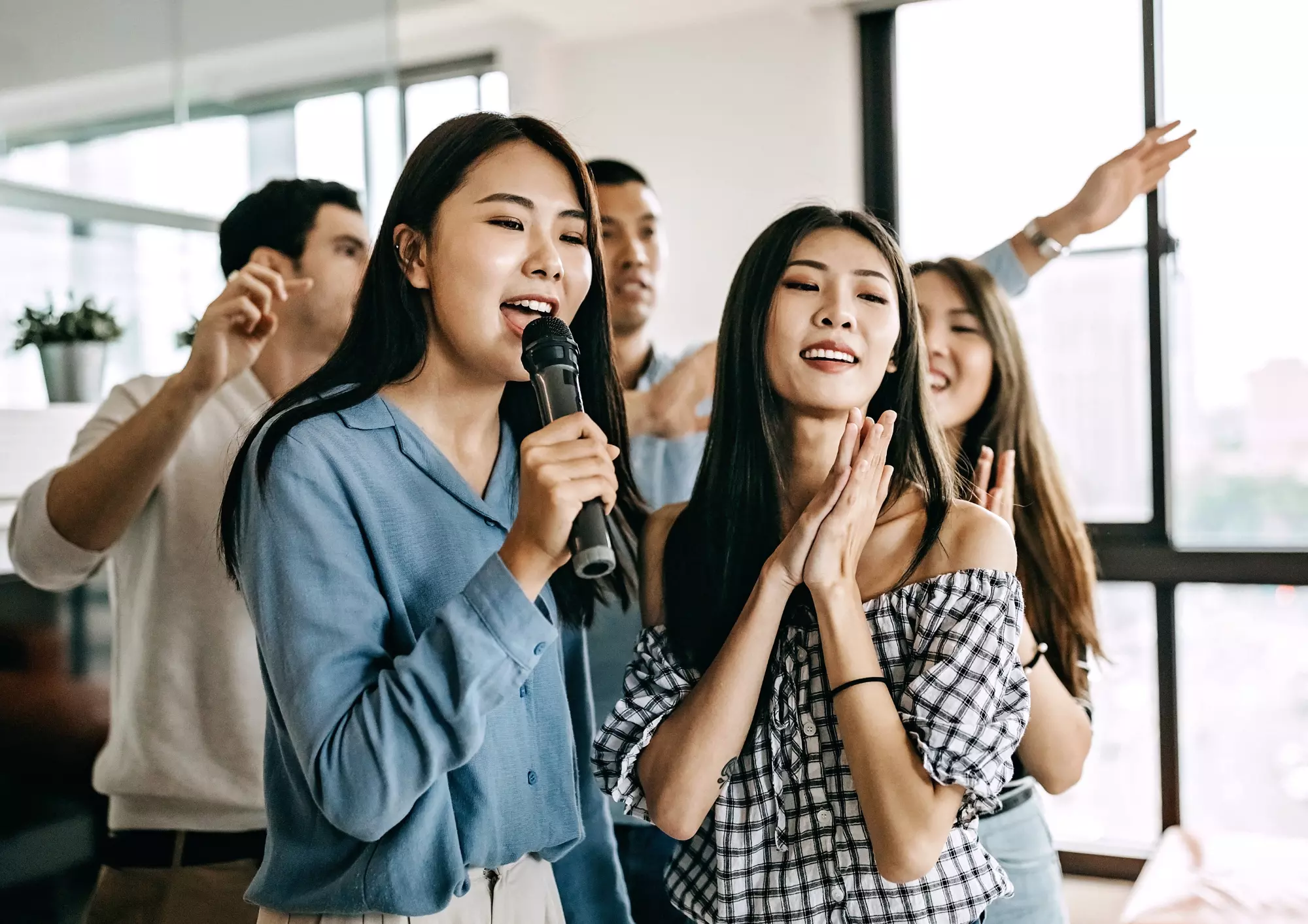 Participants chantant des paroles de chanson sur un micro