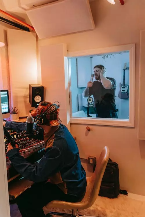 Homme de participants chantant dans un studio d'enregistrement professionnel