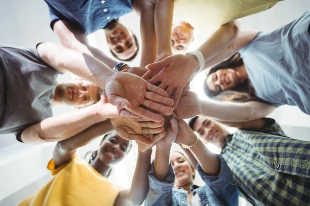 Équipe heureuse et unie après une activité de team building musicale.