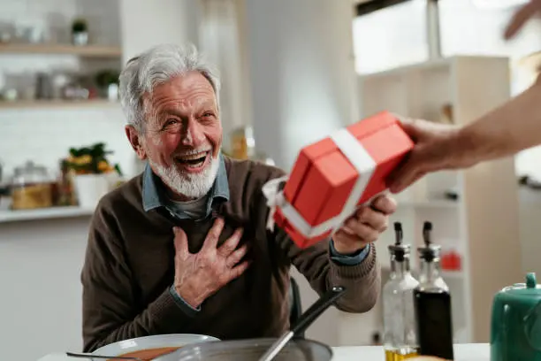 Homme reçoit un cadeau d'anniversaire