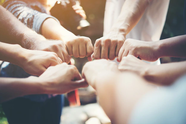 Équipe  unie participant à une activité de team building, symbolisant la cohésion d'équipe.