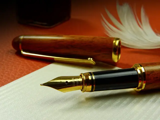 stylo plume posé sur une feuille blanche