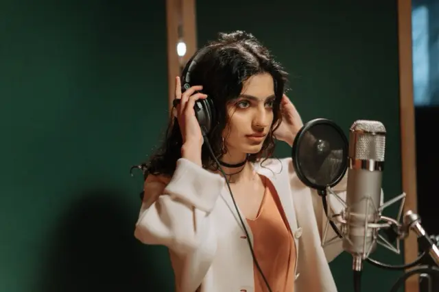 jeune femme en studio prete à chanter devant le micro