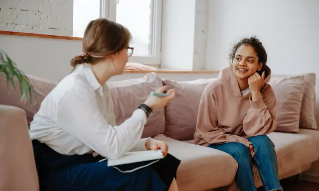 adulte donnant des conseils à une jeune fille