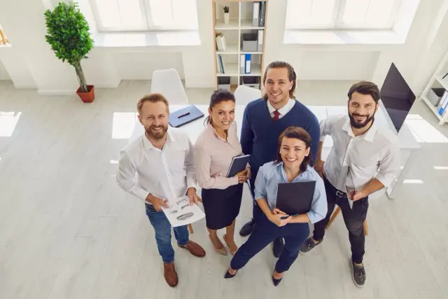 equipe de salariés unis et souriant durnant le CSE  ue