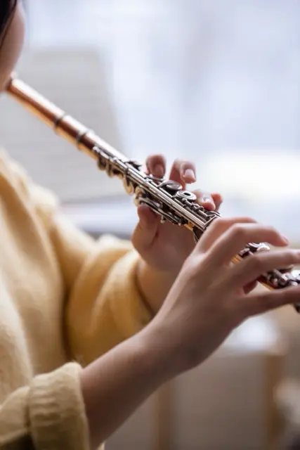femme jouant de la flute 