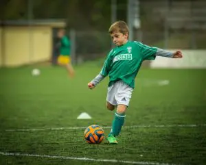 enfant pratiquant une activité sportive