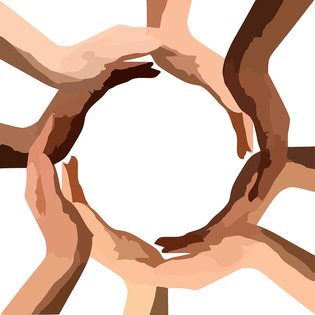 plusieurs mains se rassemblant pour former un cercle commun