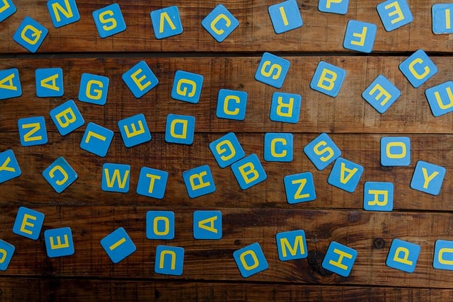 Des lettres de l'alphabet latin disperser sur une table 